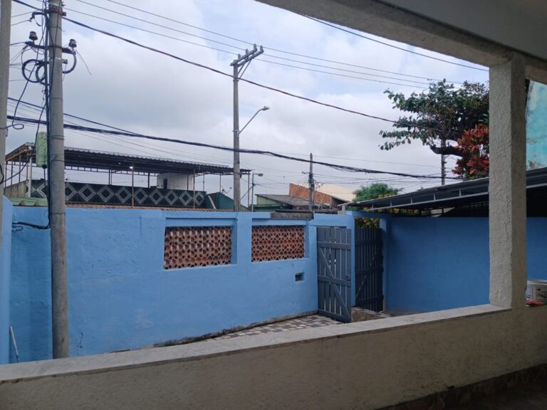 Casa Térrea de Frente, 3 Quartos com Quintal – Guadalupe