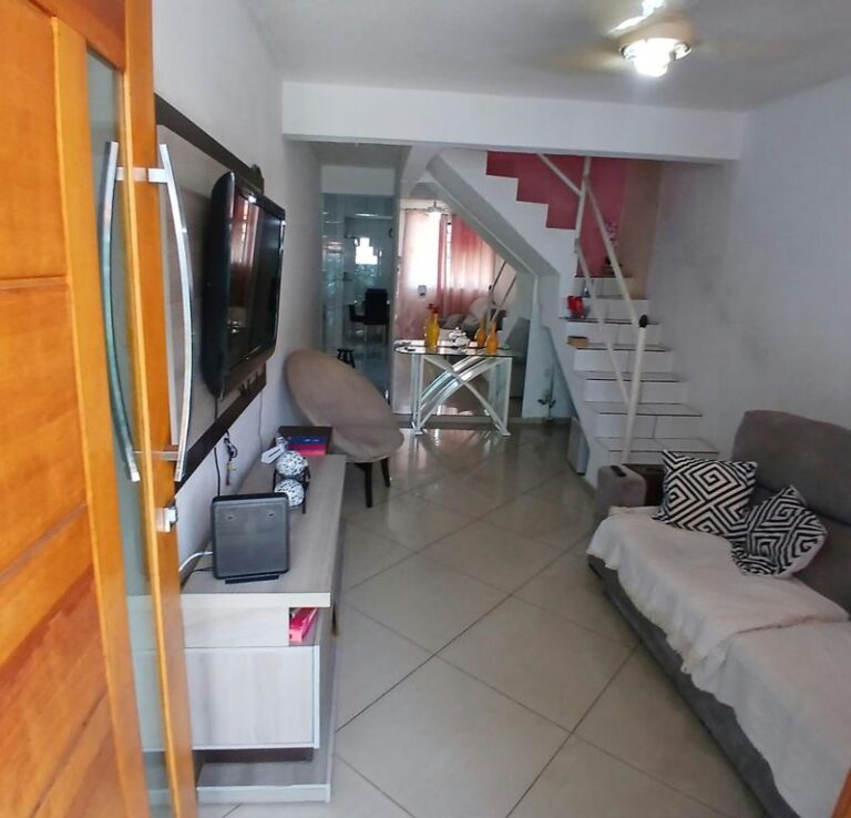 Casa Duplex com Suíte, Varanda e Área Gourmet na Estrada da Posse