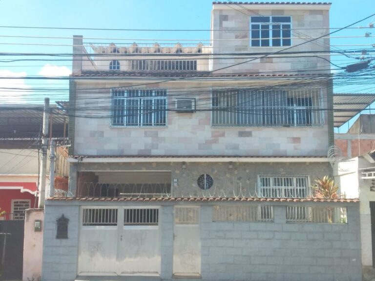 2 Casas Independentes com RGI – 5 Quartos e Garagem p/ 3 Carros – Realengo